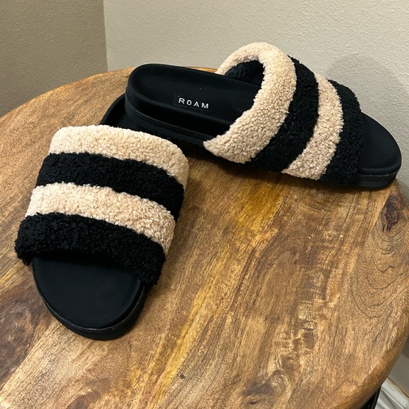 NWOT-ROAM Women's Striped Black and Cream Slippers - Picture 1 of 7